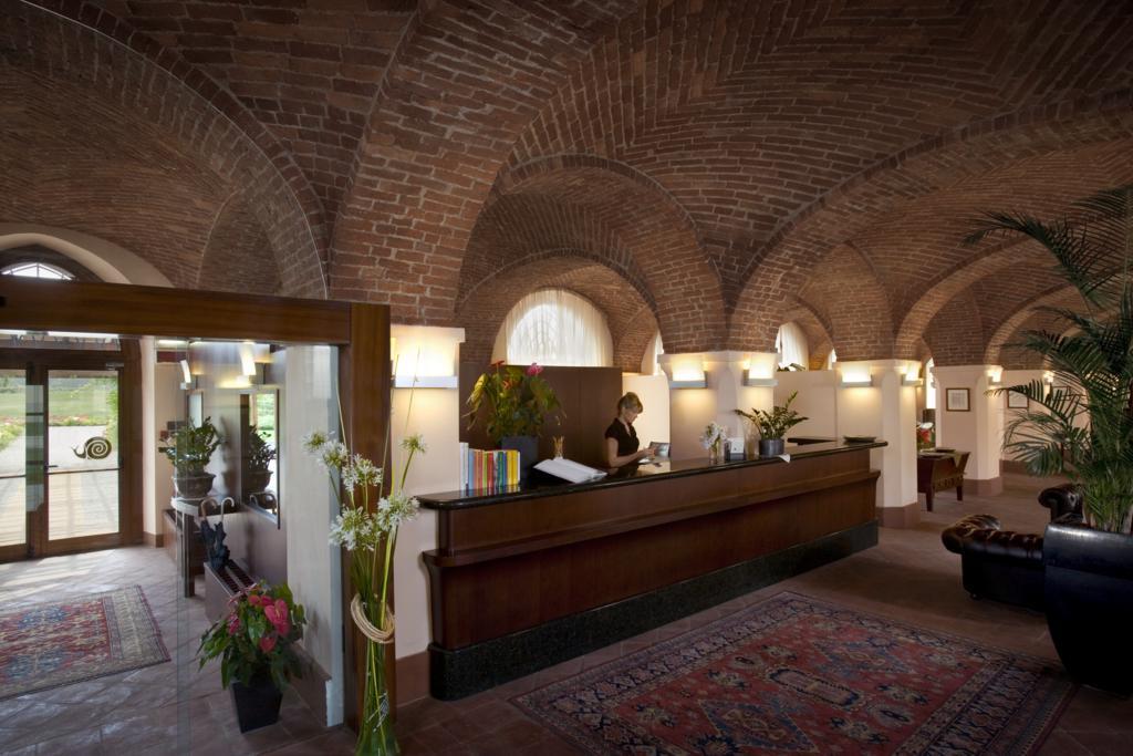 Albergo Dell'Agenzia Bra Exterior photo